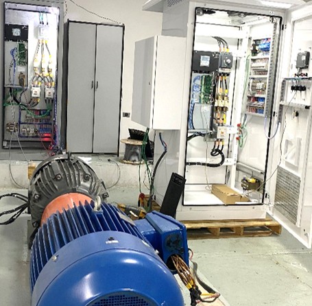 Banco de pruebas en taller con motor eléctrico trifásico acoplado y tablero de control con variador de frecuencia TWERD