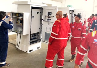 Ingenieros y personal técnico realizando entrenamiento práctico frente a tableros eléctricos con variadores de frecuencia TWERD