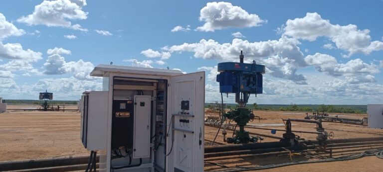 Tablero de control industrial con variador de frecuencia TWERD instalado junto a un cabezal BCP en pozo petrolero
